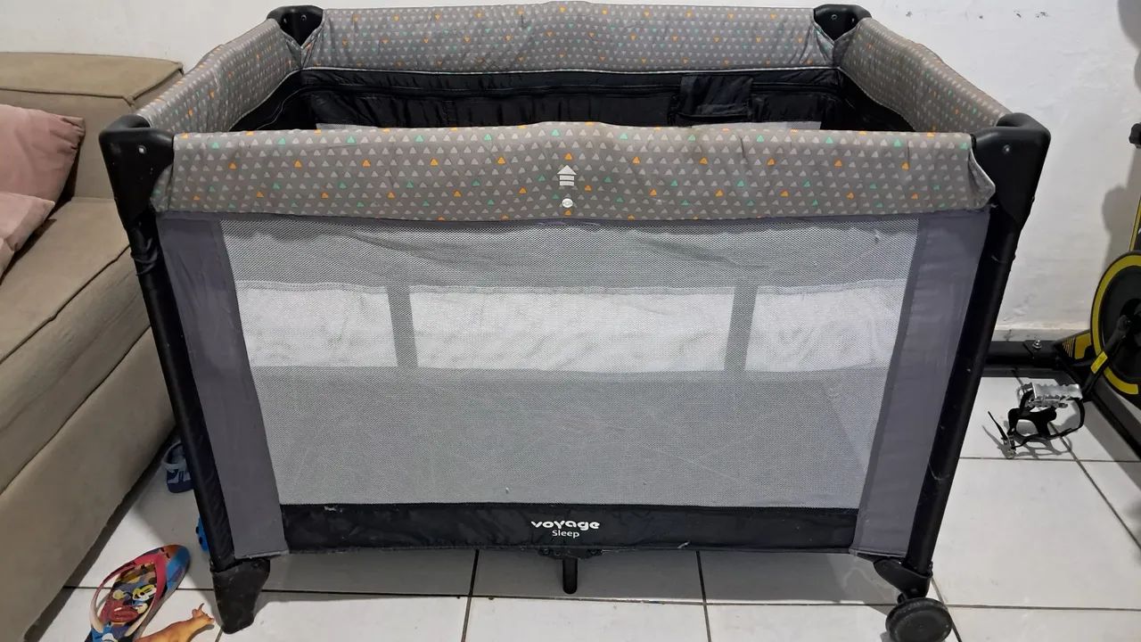 Berço Voyage sleep com colchão e protetor de colchão 