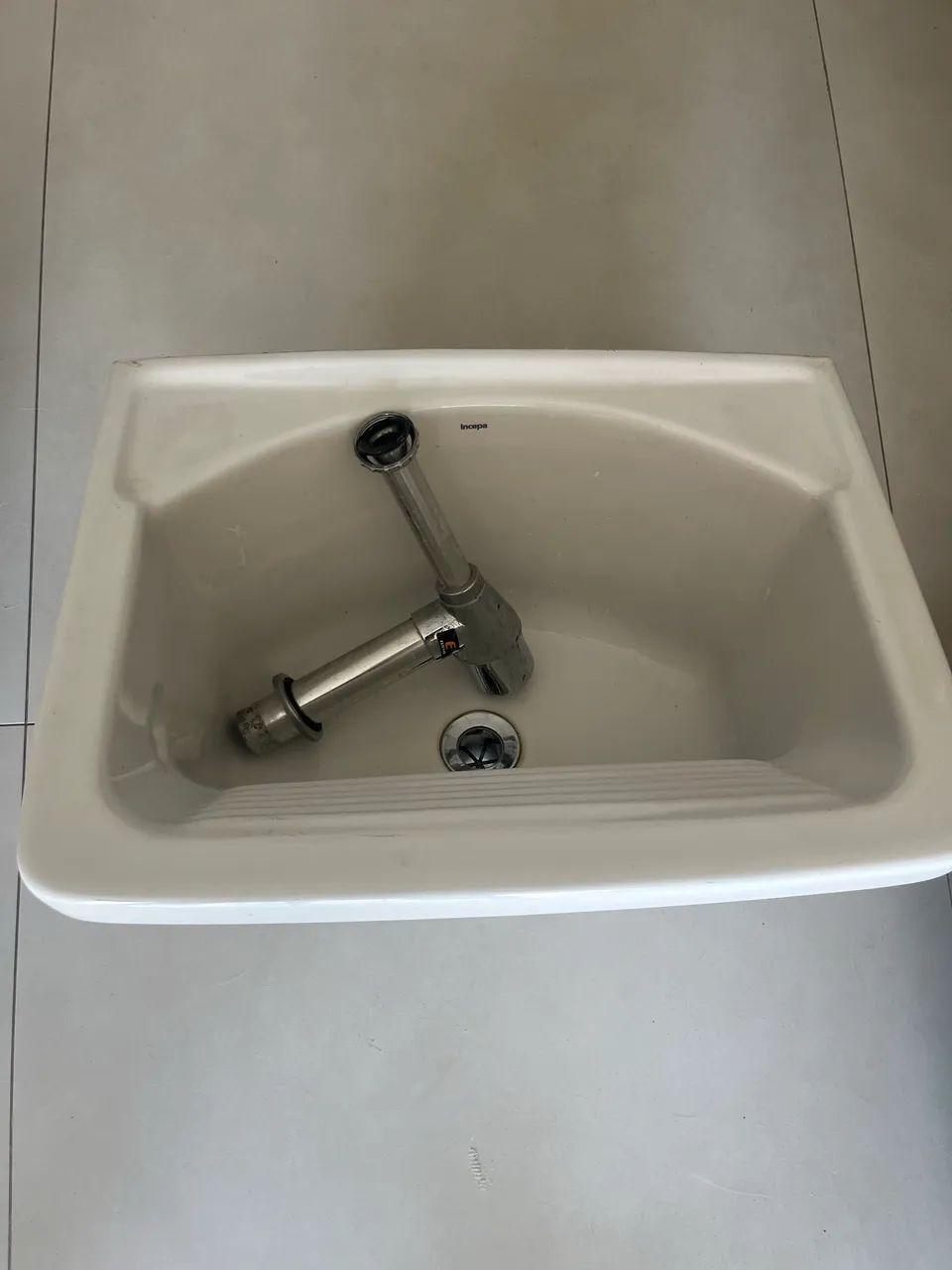 Tanque de louça417562973659484161