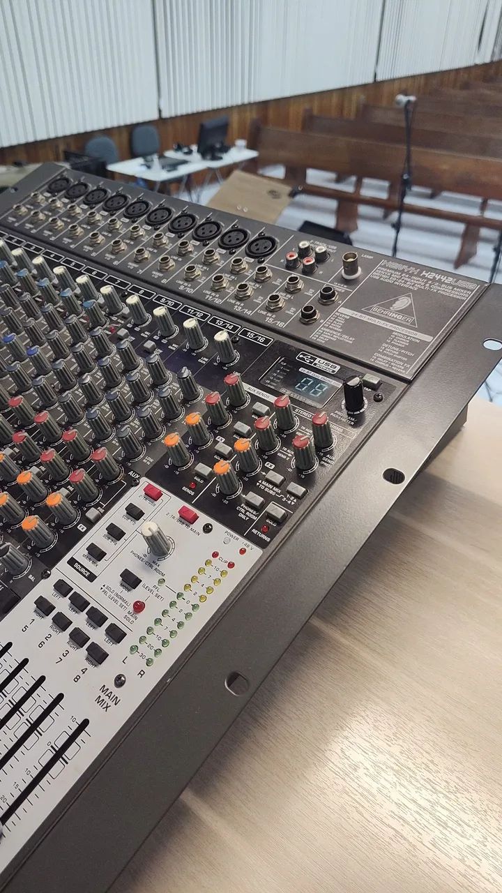 Mesa de Som Behringer Xenyx X2442USB - 24 Canais c/ Efeitos e Interface USB - Foto 3
