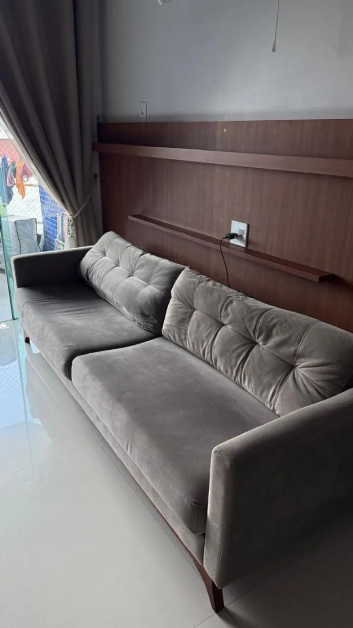 Vende-se um Sofá Feito de Tecido Camuçado em perfeito estado, cor cinza.