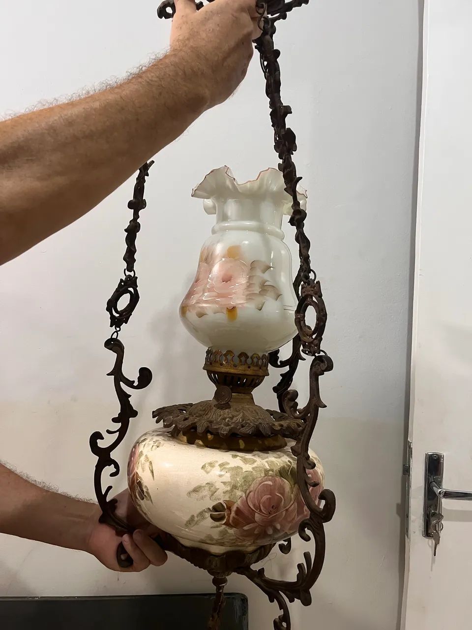 Antigo lustre para choca com cúpula em opalina pintada a mão. - Foto 5