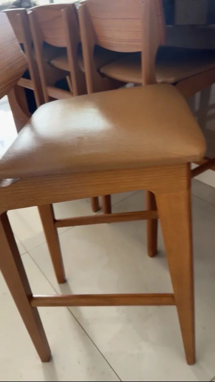 5 banquetas de madeireira com acento em couro 