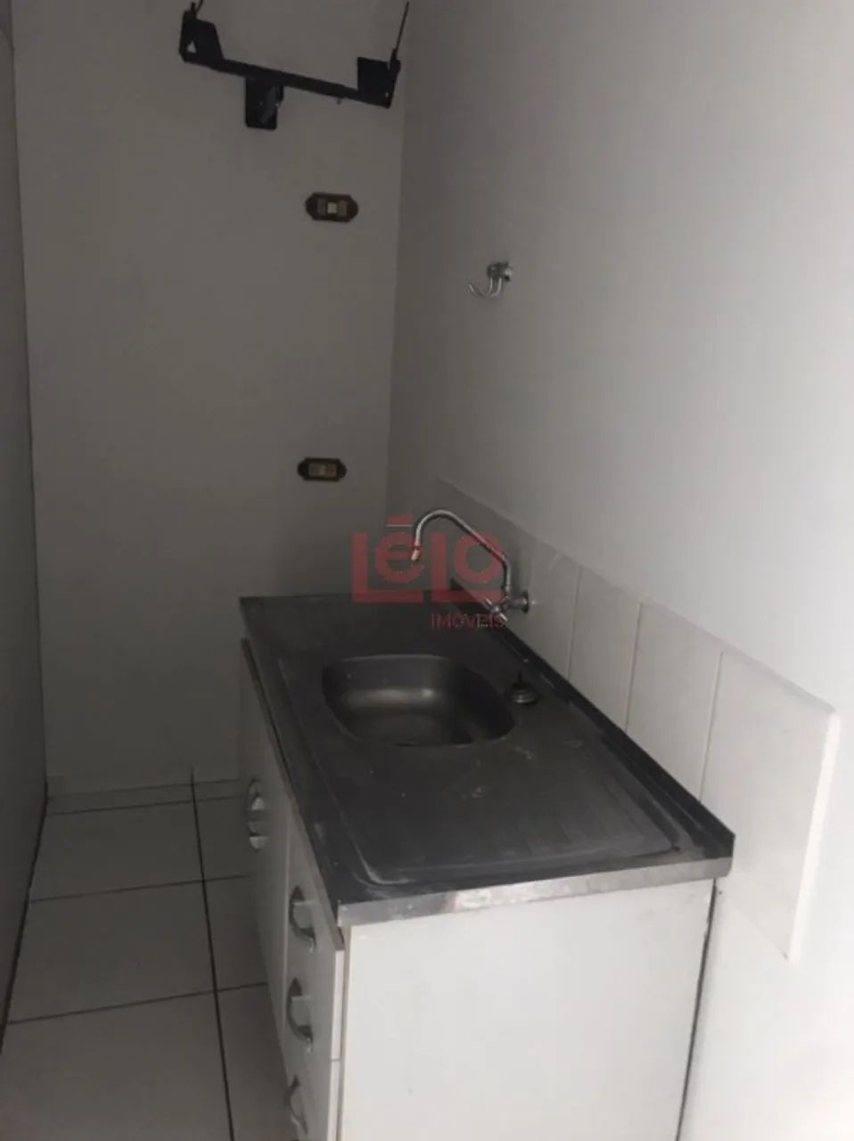 Sala comercial térrea na Zona 03 em Maringá, com 30 m² e cozinha com armários - Foto 3