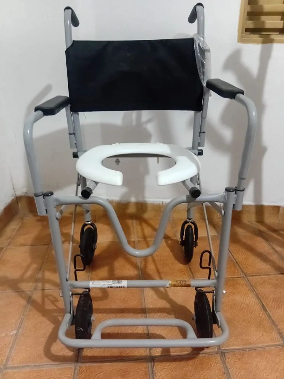 Cadeira de Rodas Banho -Semi Nova - Foto 2