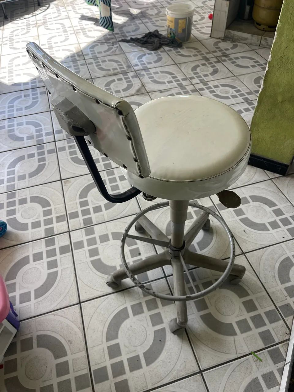 Mocho para salão em boas condições