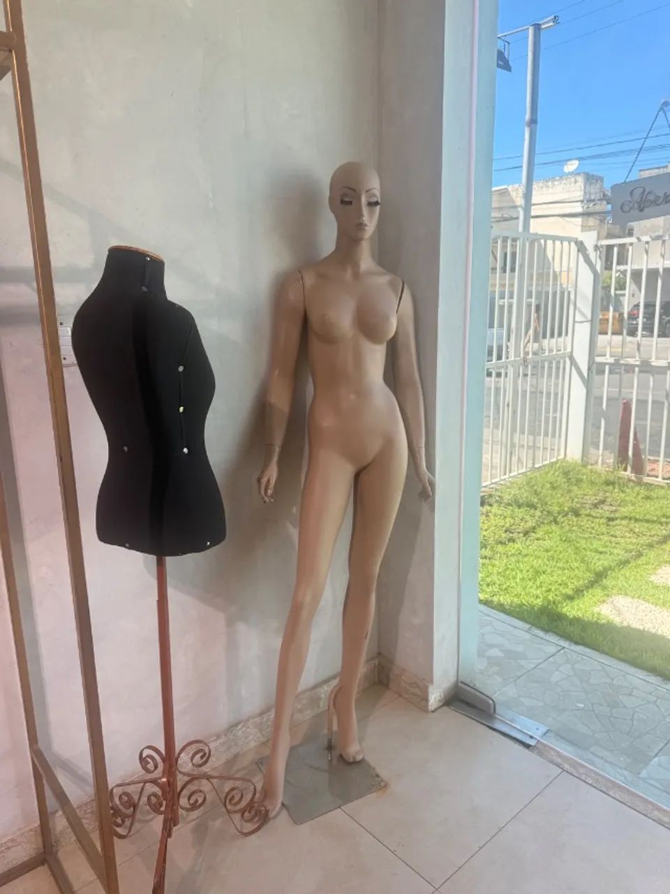Manequim Pose em fibra  - Foto 2