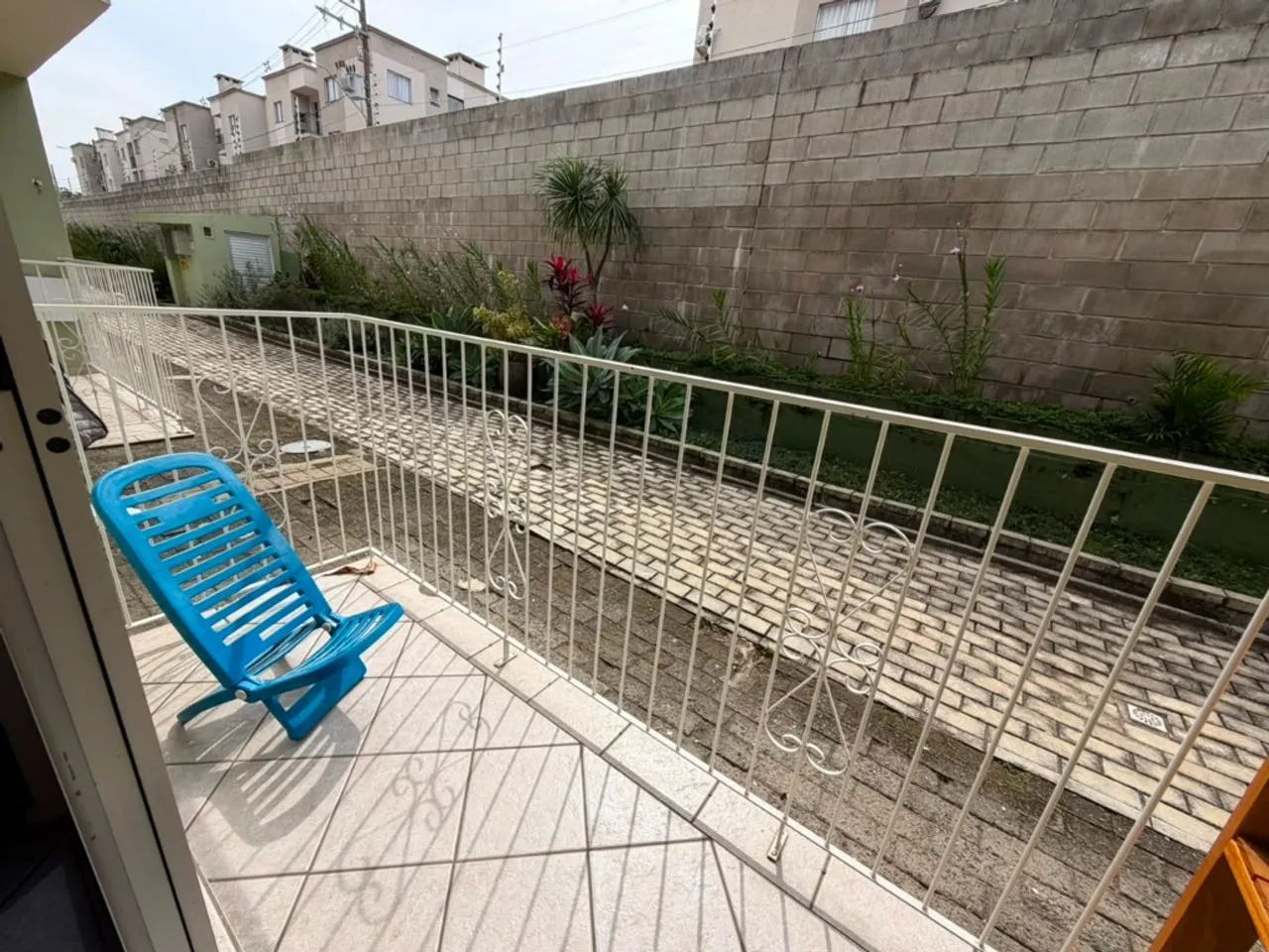 Apartamento semi mobiliado com 3 dormitórios + sacada na Vargem do Bom Jesus! - Foto 3