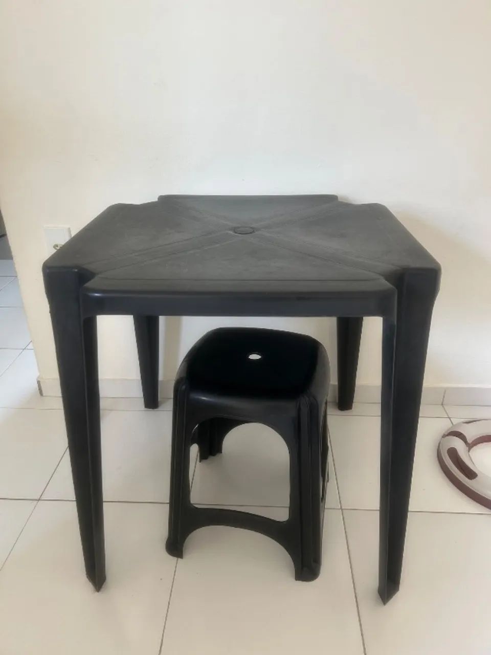 Mesa e bancos de plástico 