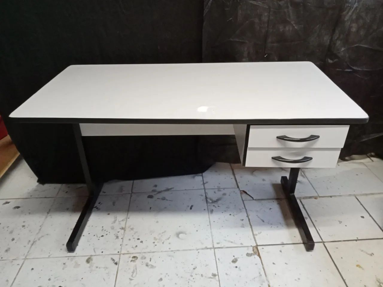 Mesa de Escritório com Gavetas 