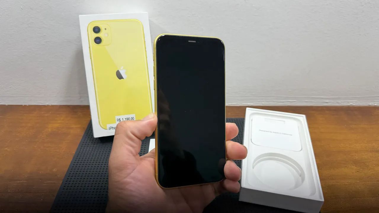iPhone 11 64GB amarelo - semi novo - Celulares e Smartphones