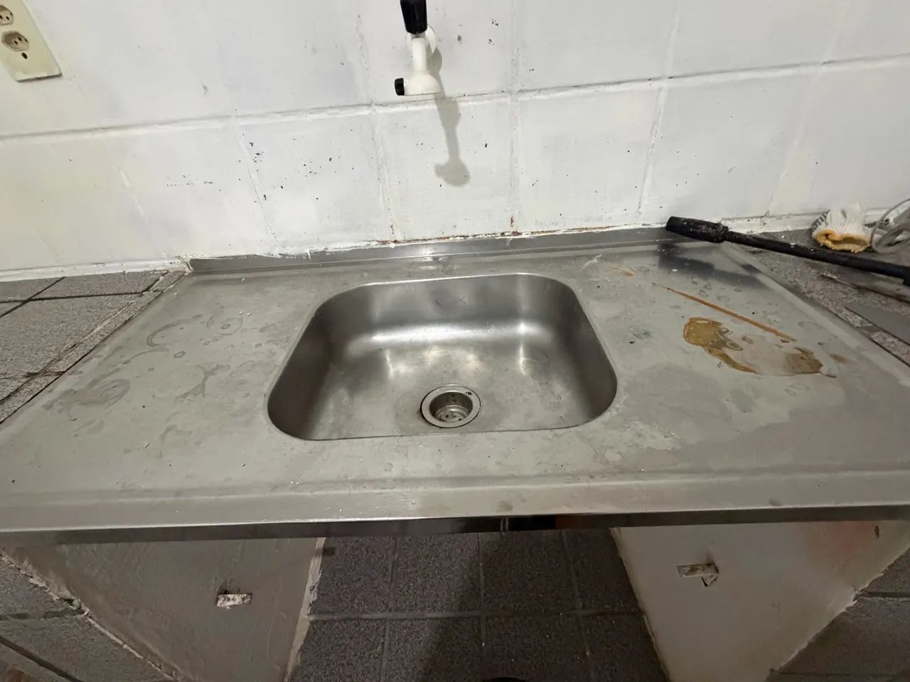 Pia de inox, pia de cimento e janela - Foto 3