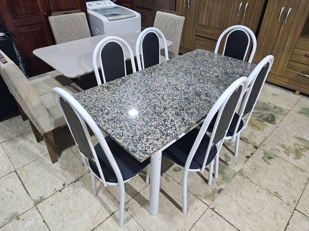 Mesa de mármore usada foi pintada 