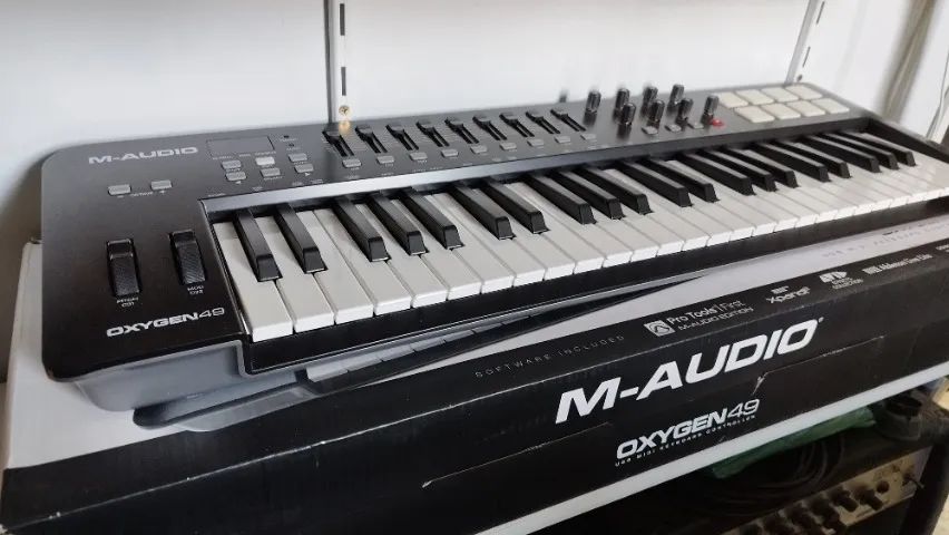 Controlador MID M-Audio Oxygen 49