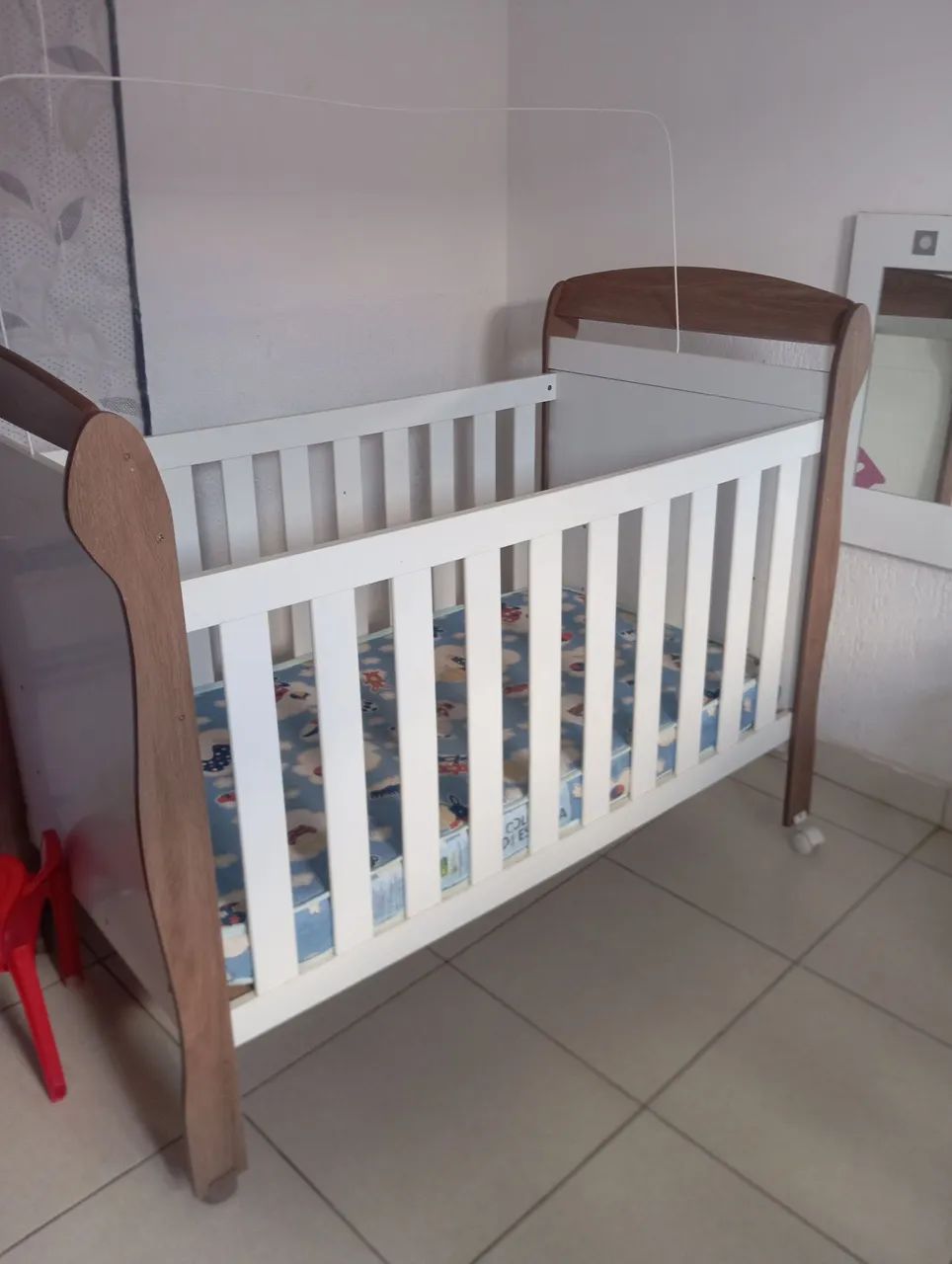 Berço infantil com colchão bem conservado *