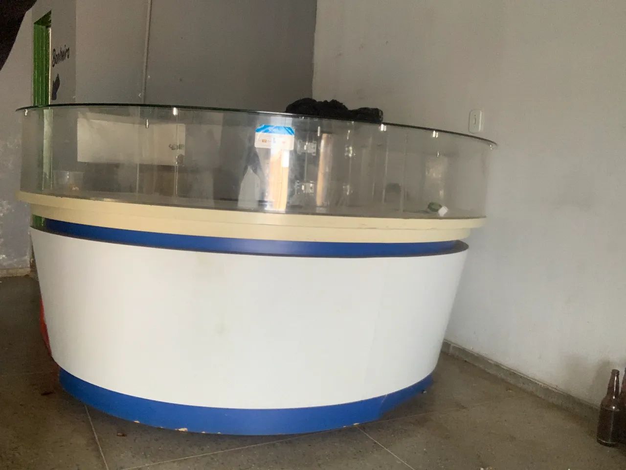 balcão de atendimento curvo com vitrine de vidro - Foto 2