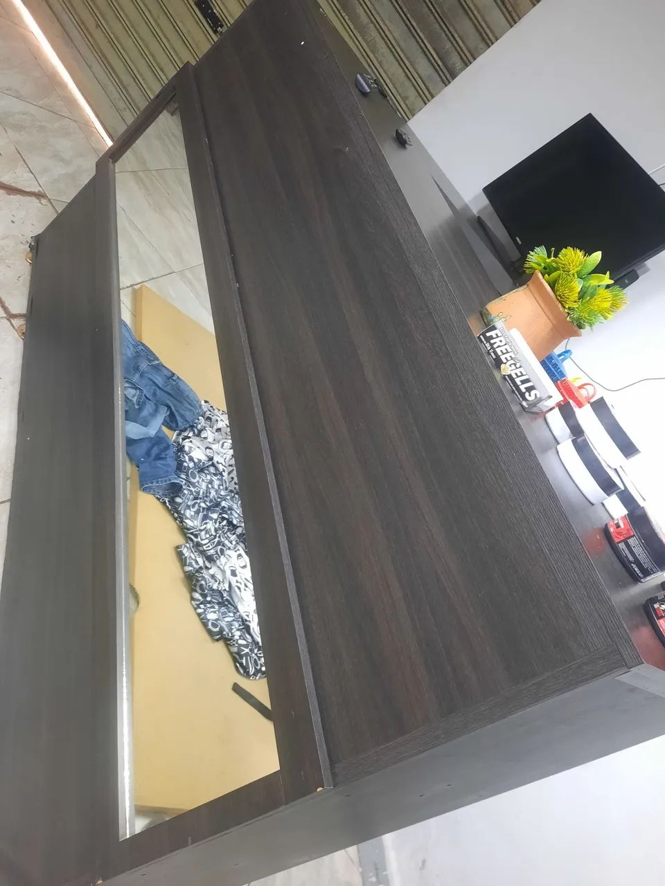 Balcão em L com armario e gavetas em mdf com rodas e espelhado  - Foto 4