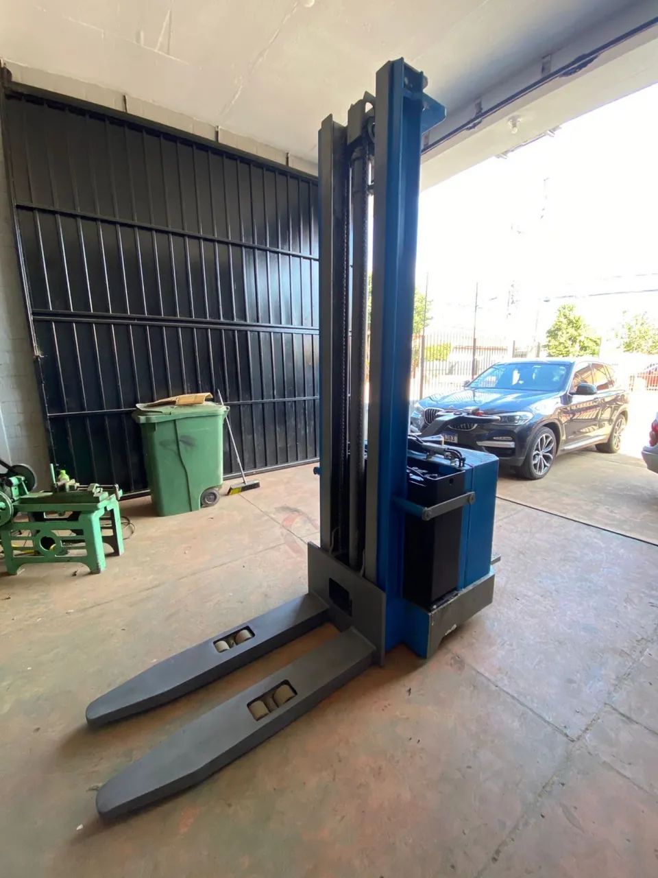 EMPILHADEIRA ELÉTRICA PATOLADA EMBARCADA CAP1200kg ELEVAÇÃO TOTAL 5m 