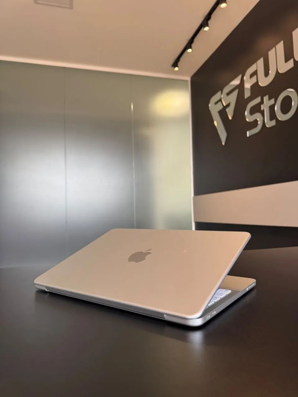Macbook NEO 8GB 512GB 13'' Silver 20 ciclos Garantia 04/27 - Foto 4