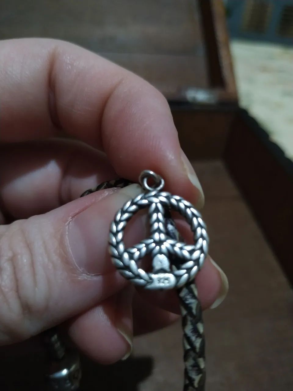 Pulseira Pandora original em couro, com berloques em prata - Foto 5