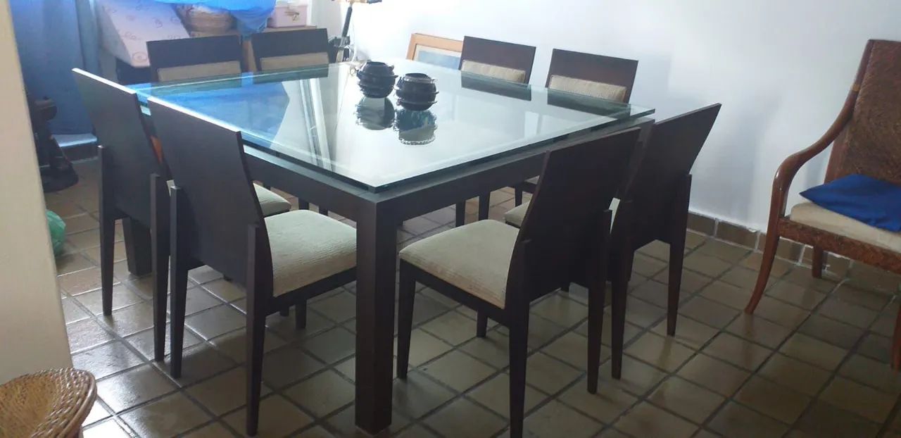 Mesa com 8 cadeiras.