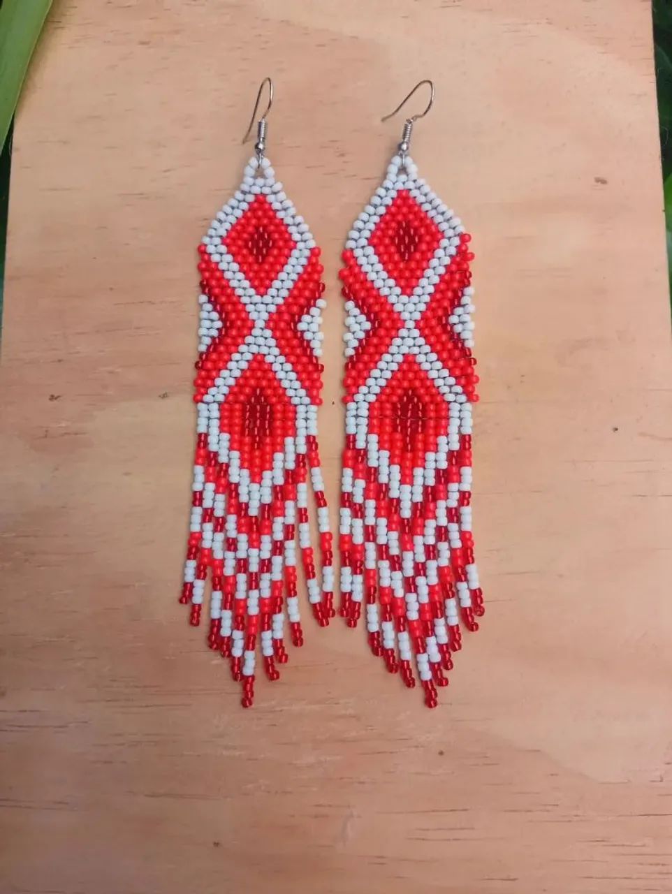 Brincos de miçangas vermelho e branco - Foto 2