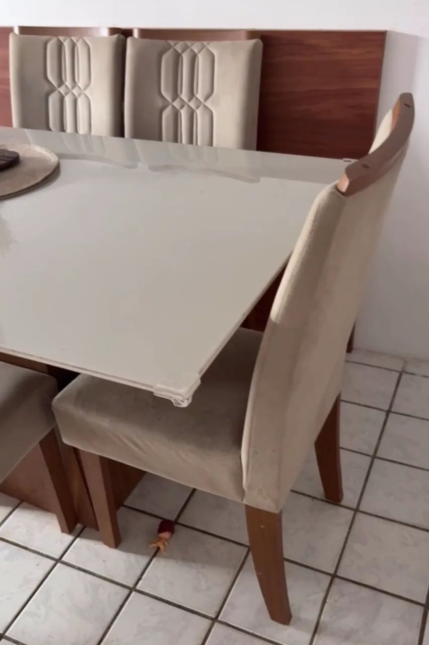 Mesa com tampo de vidro 6 cadeiras