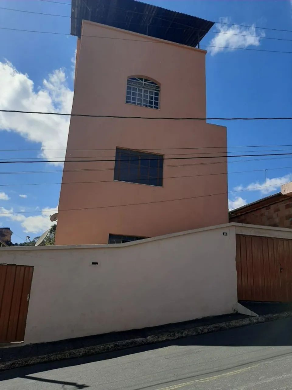 Prédio com 3 andares, cobertura e quintal - Centro de Bom Jesus do Amparo/MG - Foto 4