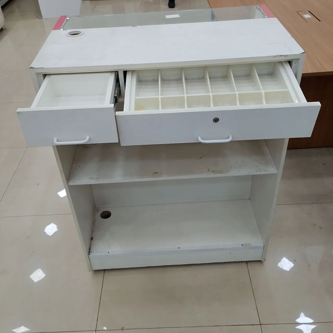 Balcão Vitrine Expositor 4 Prateleiras de Vidro Branco e Vermelho - Foto 4
