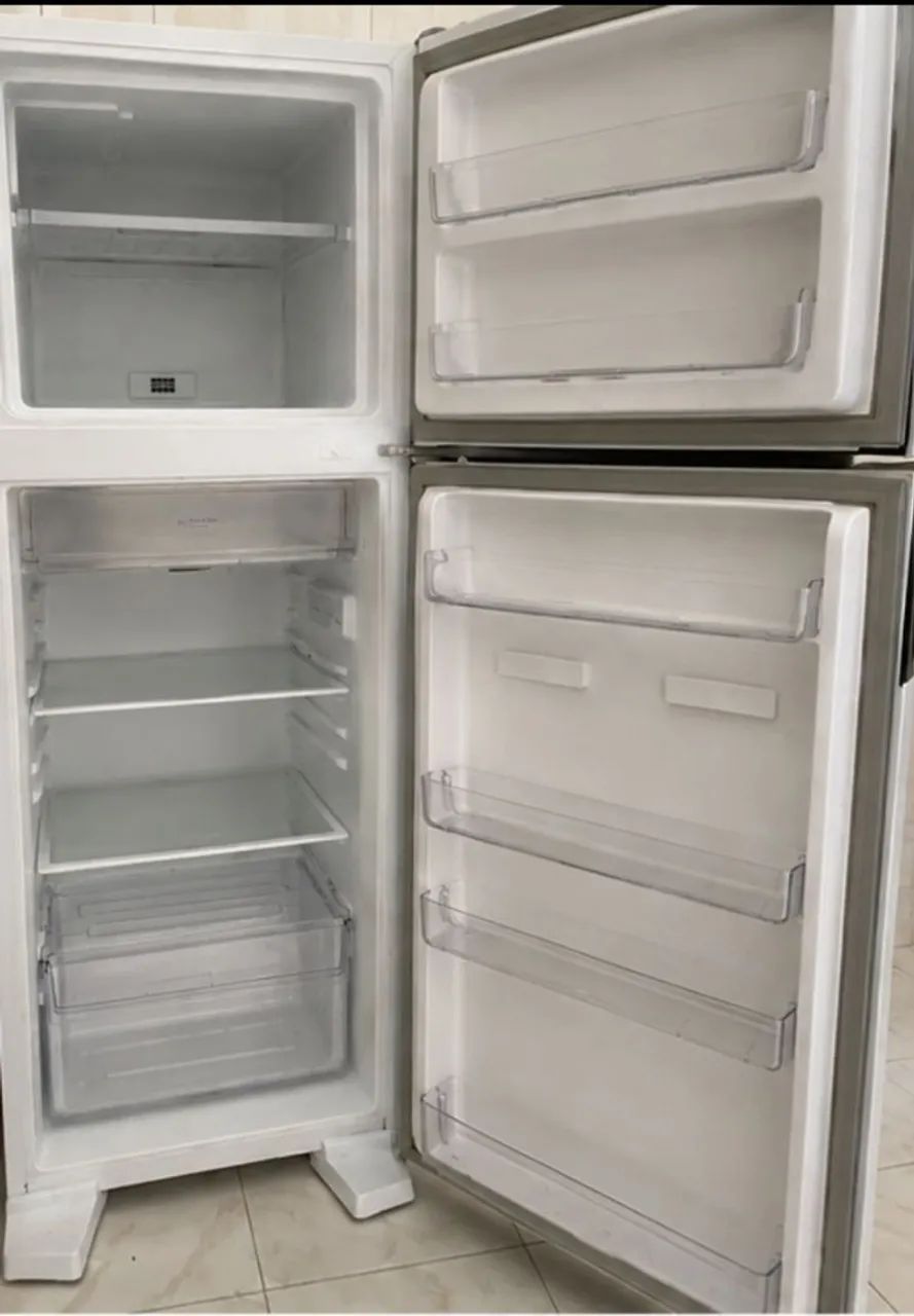 Vendo geladeira semi nova - Foto 3