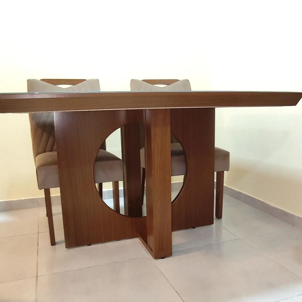 Conjunto de mesa e cadeiras. - Foto 3