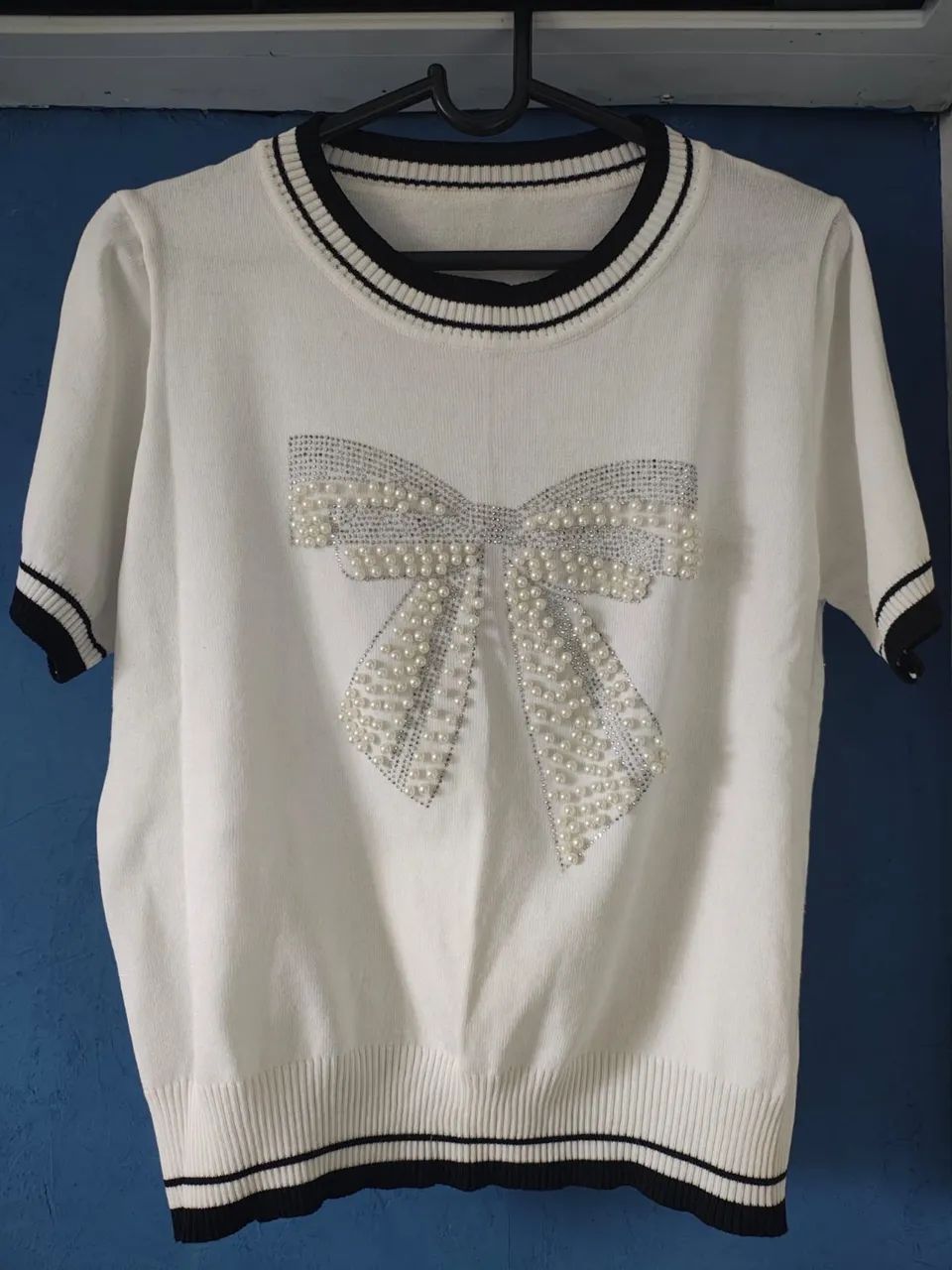 Blusa branca com pérolas 