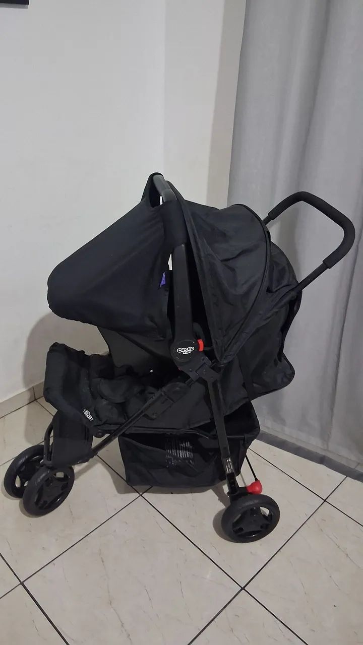 Carrinho de bebê com bebê conforto 