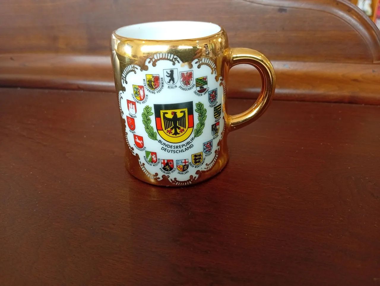 Caneca alemão trabalhada no ouro 24kl