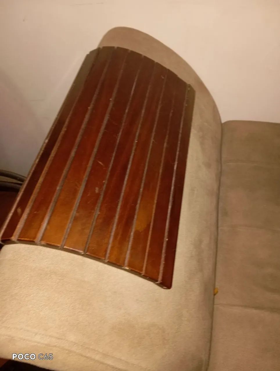 Sofá Recamier / Divã em Suede Bege com Apoio/Esteira de Madeira nos Braços - Foto 5