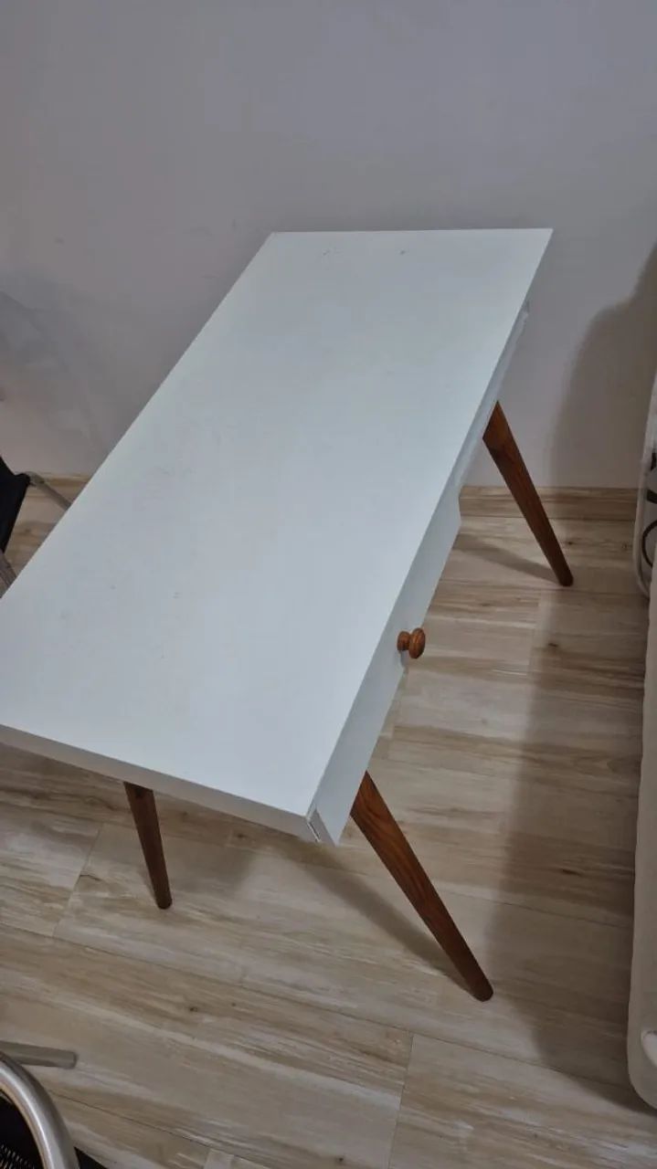 Desk444717888543795201