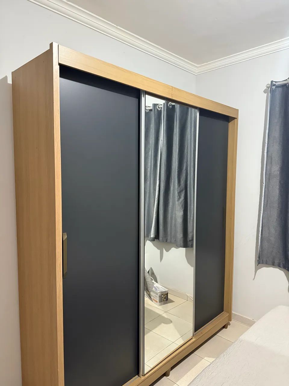 Guarda-roupa à venda. 
