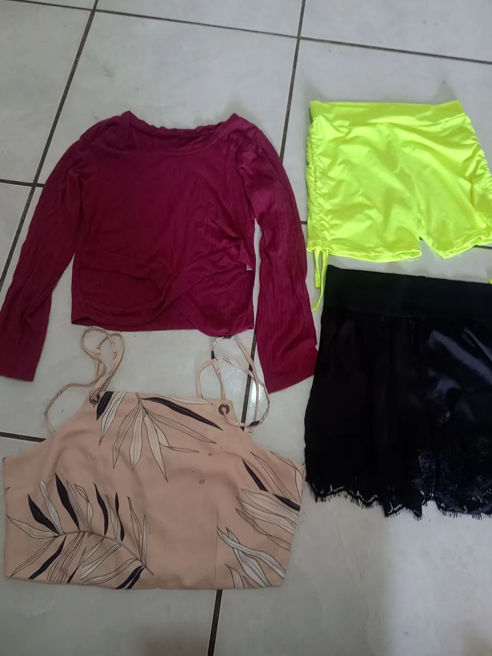 Lote de roupa feminino  - Foto 5