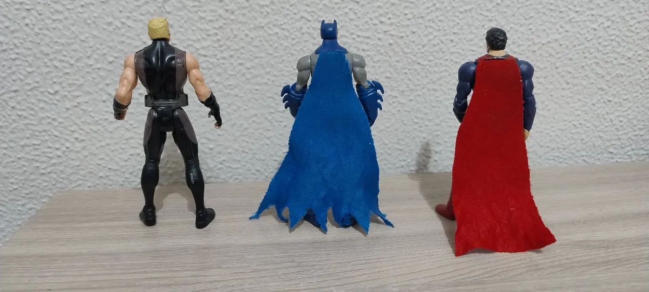 Lote 3 bonecos Hasbro e Mattel, Batman, Superman e Gavião arqueiro - Foto 4