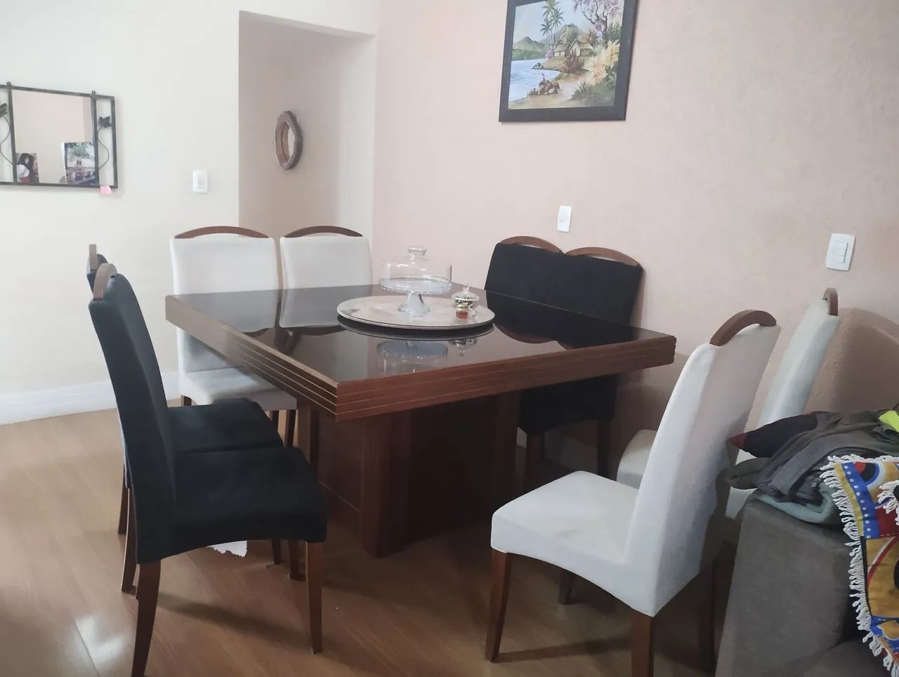 Mesa de blindex 8 cadeira estofadas com centro giratório.