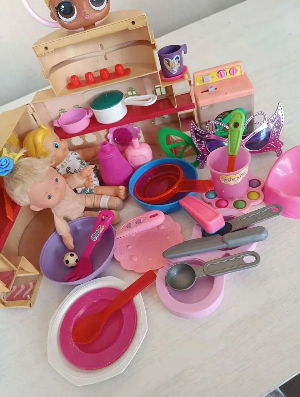 Lote casinha boneca + 2 bonecas e 30 acessórios