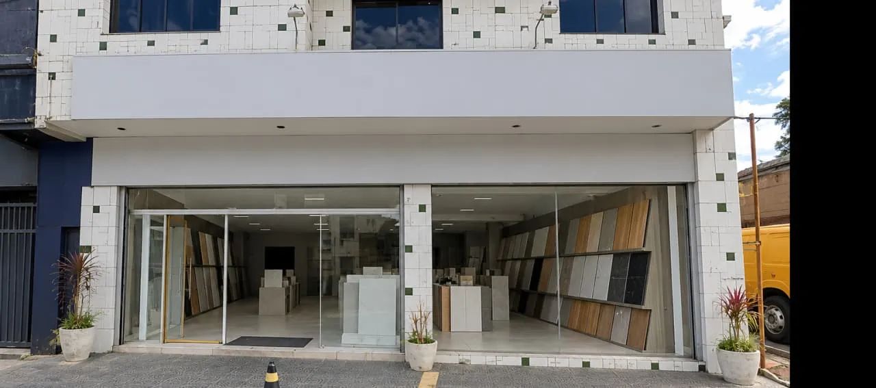 Loja na Avenida Martim Francisco, 765  300 m²