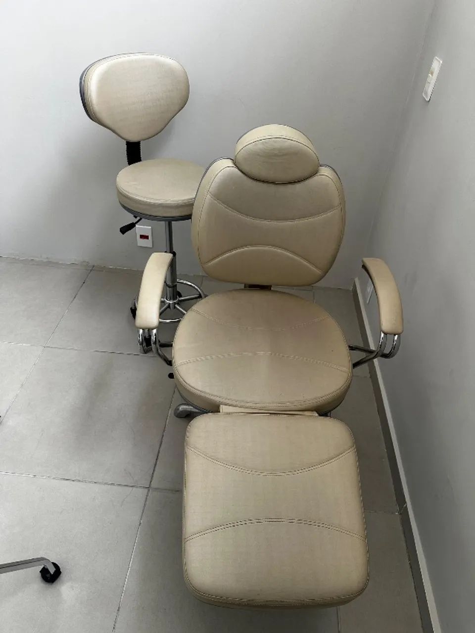 Cadeira Reclinável / Poltrona Estética + Mocho