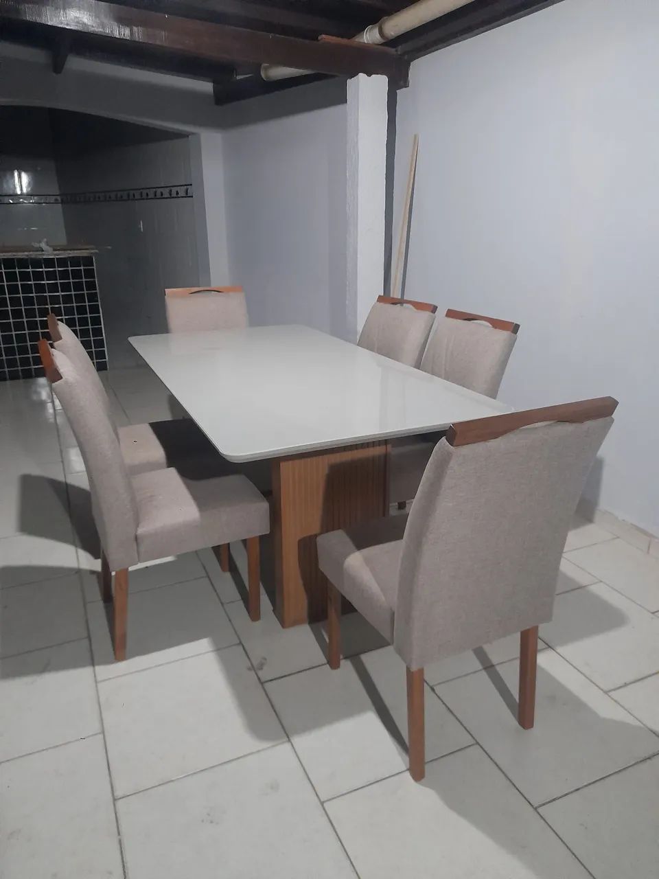 Mesa com 06 cadeiras