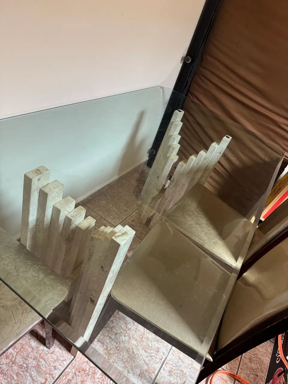 Mesa com tampo de vidro e duas peças de mármore original - Foto 3