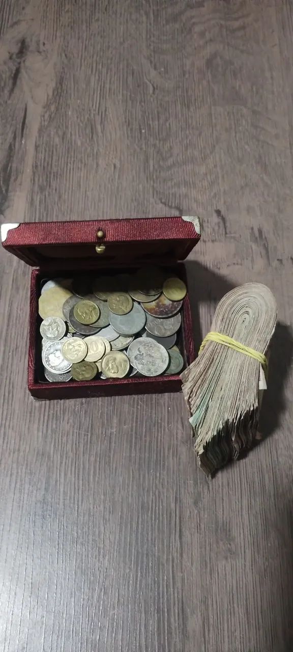 Vendo mais de 120 notas e uma caixinha de moedas frete ta grátis 