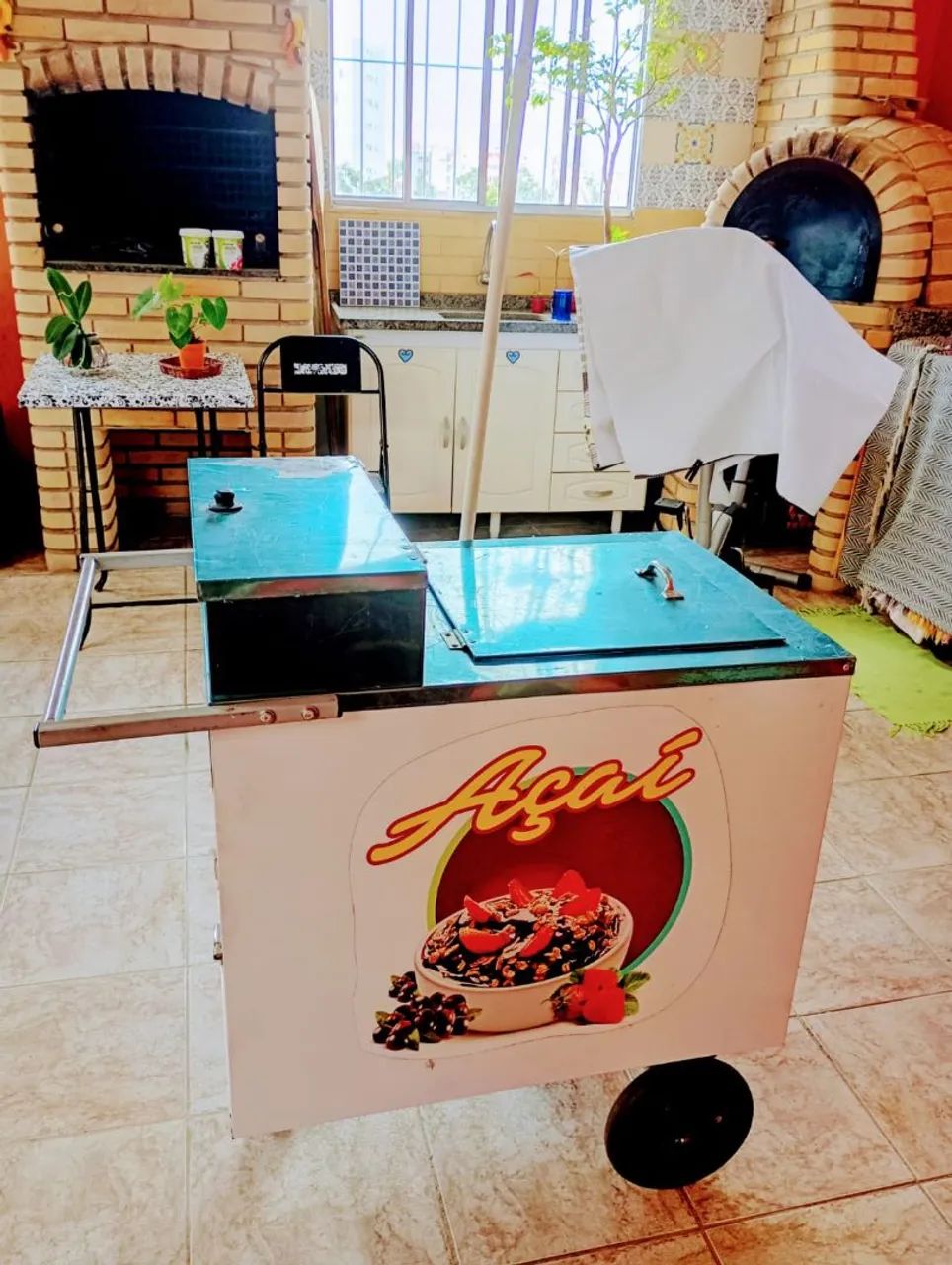 VENDO carrinho de açaí semi novo 
