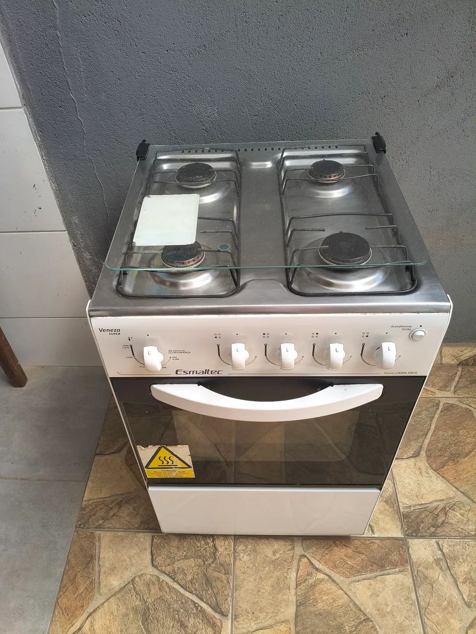 Fogão usado , com acendimento automático.