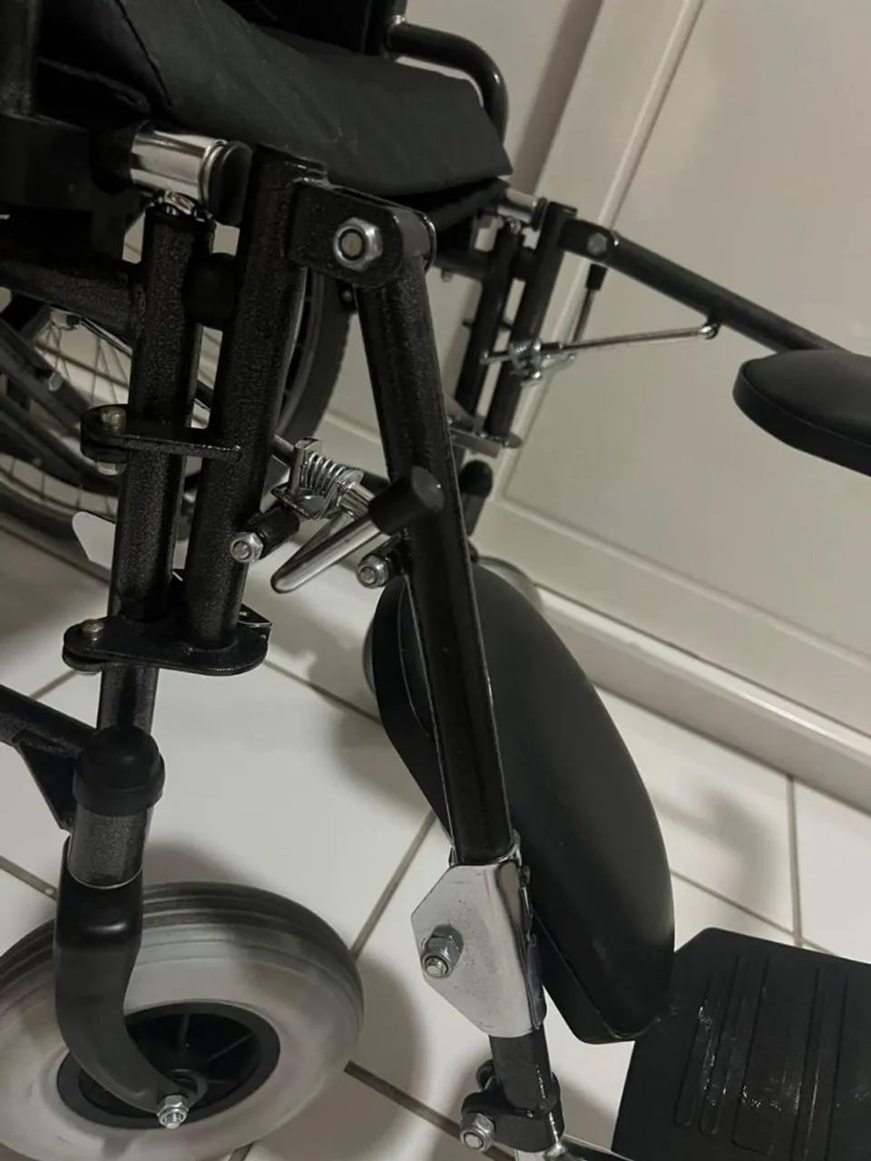 Cadeira de rodas com conjunto de elevação para pernas - Foto 3