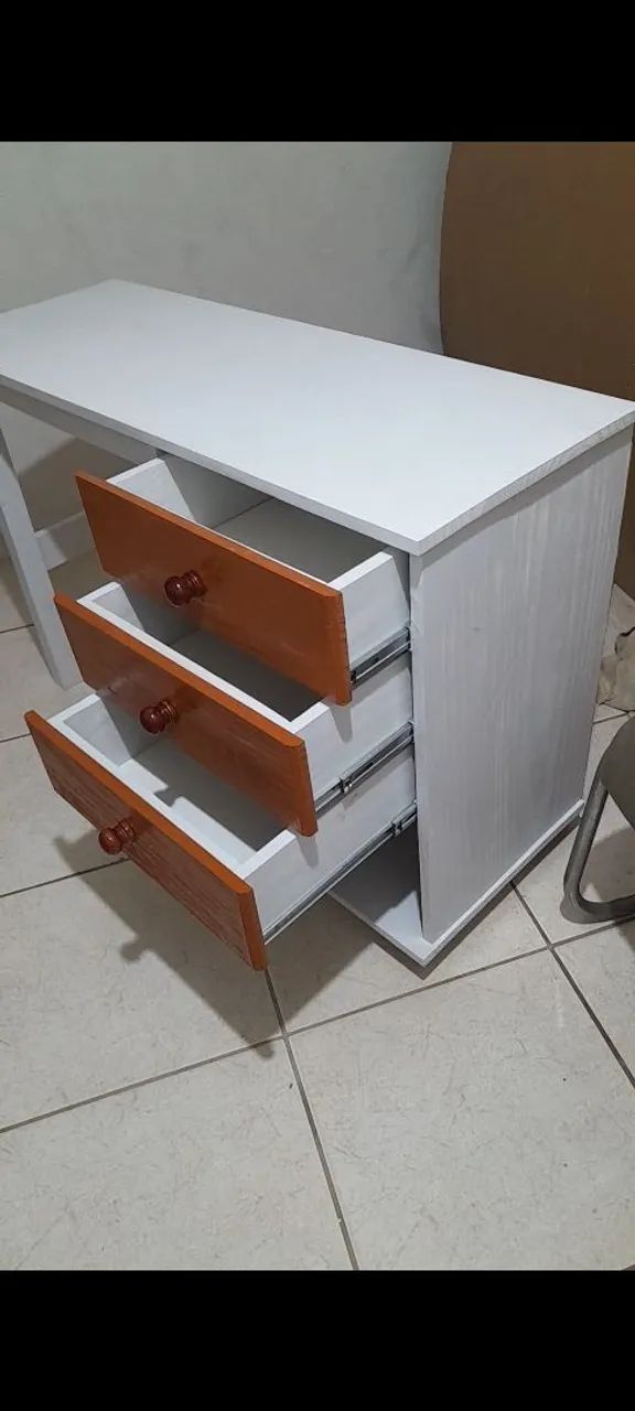Escrivaninha com 3 gavetas