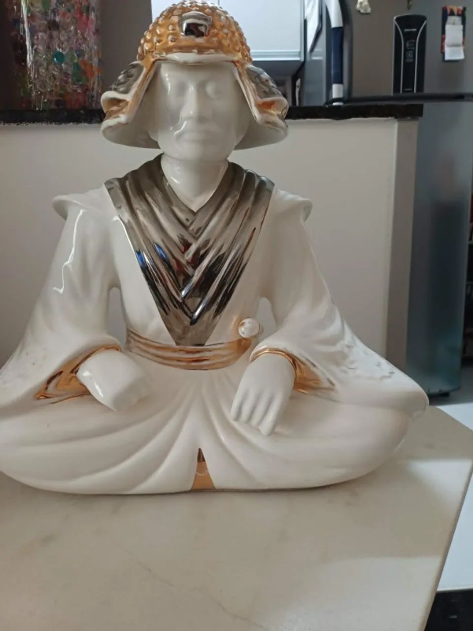 Escultura de samurai  em porcelana 